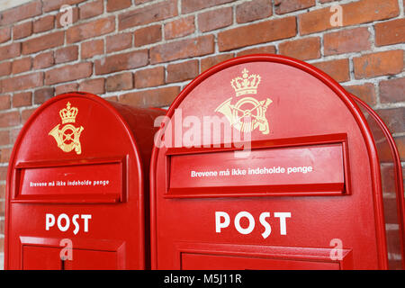 Rosso di due caselle di posta a Copenhagen, Danimarca Foto Stock
