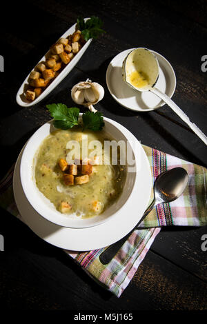 Zuppa di aglio con crostini Foto Stock
