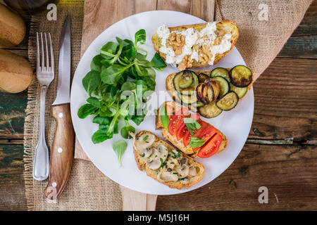 La bruschetta e vari ingredienti Foto Stock