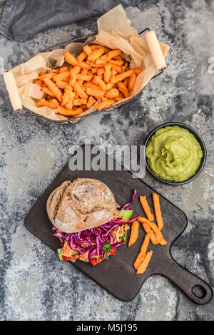 Tirate la carne di maiale jackfruit burger, patata dolce patate fritte e guacamole Foto Stock