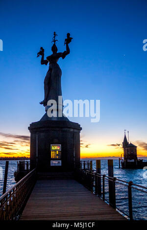 Germania Baden-Wuerttemberg, di Costanza e il Lago di Costanza, Impera all ingresso del porto, sunrise Foto Stock