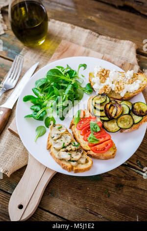 La bruschetta e vari ingredienti Foto Stock