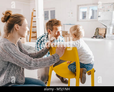 La famiglia felice nella nuova casa Foto Stock