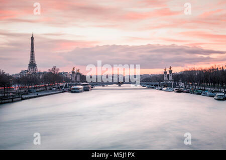 Francia, Parigi, vista fiume Senna con Pont Alexandre III e della Torre Eiffel in background al tramonto Foto Stock