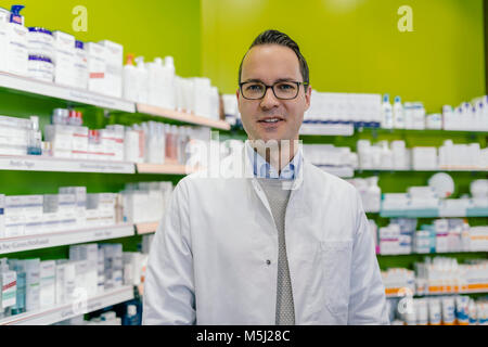 Ritratto di sorridere al farmacista in farmacia Foto Stock