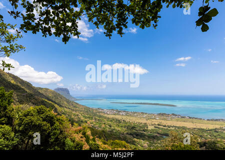 Maurizio, vista da Chamarel view-point sulla costa ovest , Isola Ile aux Benitiers, Le Morne con la montagna Le Morne Brabant Foto Stock