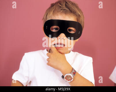 Ritratto di Little Boy vestita di nero la maschera per gli occhi Foto Stock