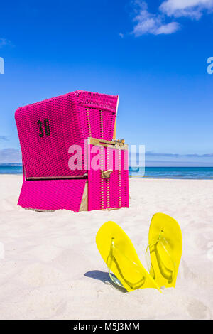 Germania, Meclemburgo-Pomerania, Mar Baltico seaside resort Binz, incappucciati sdraio sulla spiaggia sulla spiaggia Foto Stock