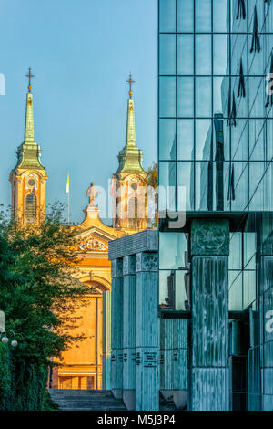 Polonia - Varsavia, vista della vecchia chiesa con facciata moderna della Corte suprema della Polonia in primo piano Foto Stock