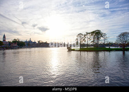 Orlando, Florida: Febbraio 5, 2018: vista sul lago a Epcot la vetrina mondiale alla luce della sera Foto Stock