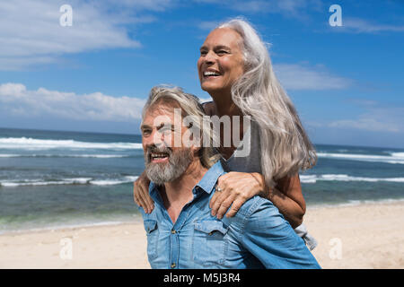 Bella coppia senior per divertirsi in spiaggia Foto Stock