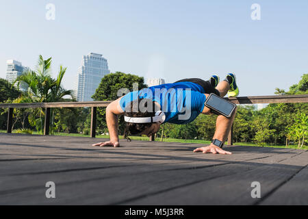 Atleta esercizio push-up nella città Foto Stock