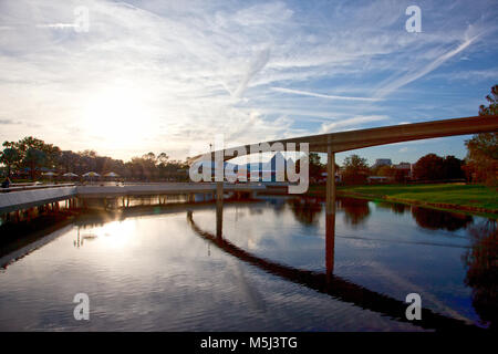 Orlando, Florida: Febbraio 5, 2018: la famosa linea monorotaia curve intorno al mondo futuro West a Epcot al crepuscolo Foto Stock