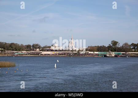 Orlando, Florida - Febbraio 7, 2018: acqua vista dell'ingresso per il Regno Magico di Disney con Cenerentola del castello Foto Stock