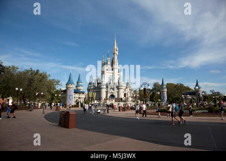 Orlando, Florida - Febbraio 7, 2018: una folla di gente di fronte al famoso Castello di Cenerentola a Walt Disney World Foto Stock