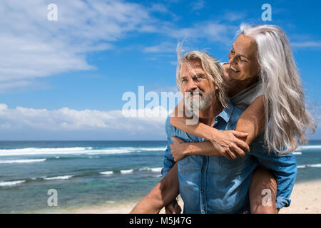 Bella coppia senior per divertirsi in spiaggia Foto Stock