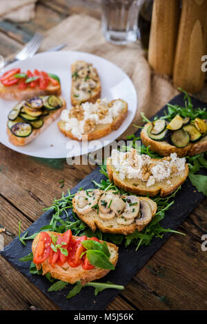 La bruschetta e vari ingredienti Foto Stock