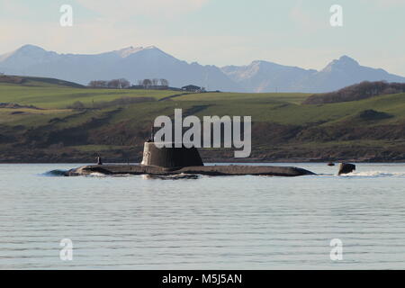 Un astuto-class sommergibile azionato dalla Royal Navy, è visto passando attraverso il canale a Largs nel Firth of Clyde. Foto Stock