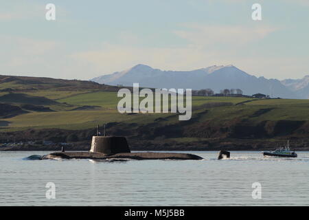 Un astuto-class sommergibile azionato dalla Royal Navy, è visto passando attraverso il canale a Largs nel Firth of Clyde, con un MoD scorta di polizia. Foto Stock