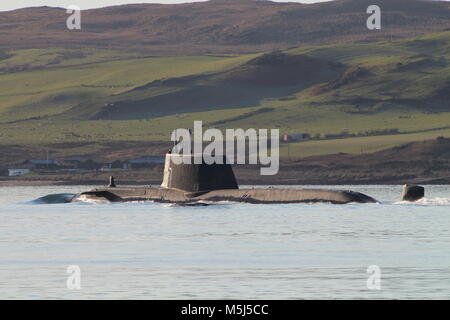 Un astuto-class sommergibile azionato dalla Royal Navy, è visto passando attraverso il canale a Largs nel Firth of Clyde. Foto Stock