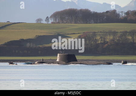 Un astuto-class sommergibile azionato dalla Royal Navy, è visto passando attraverso il canale a Largs nel Firth of Clyde, con un MoD scorta di polizia. Foto Stock