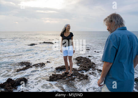 Bella coppia senior divertendosi al mare Foto Stock