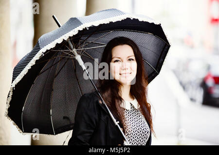 Ritratto di moda giovane donna con nero ombrello vintage Foto Stock
