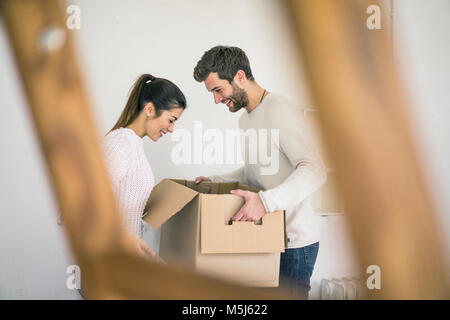 Matura in movimento nella nuova casa disimballaggio di scatole di cartone Foto Stock