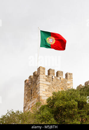 La bandiera portoghese è raffigurato volando sopra il castello Sao Jorge a Lisbona, Portogallo. Foto Stock