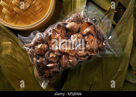 Essiccato funghi shiitake nel vuoto blister in plastica per cucina Asiatica food Foto Stock