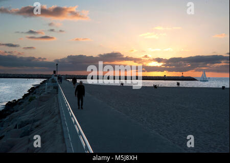 Passeggiata lungo il molo che conduce al mare a Marina Del Rey, CA Foto Stock