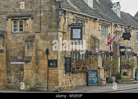 Il Angoliera Inn in Cotswold città mercato di Winchcombe, con una serie di segni e di bandiere all'esterno dell'edificio. Foto Stock