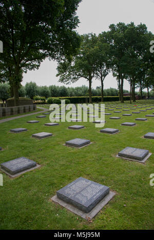 Righe di lapidi a Langemark cimitero di guerra tedesco Foto Stock