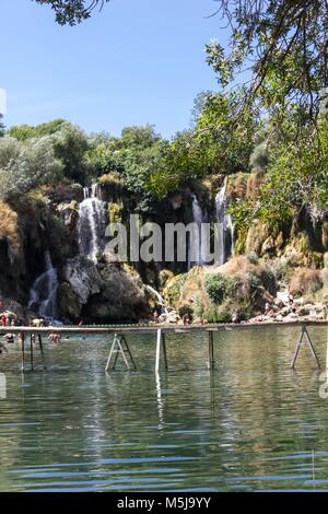 STUDENCI, BOSNIA ERZEGOVINA - 16 agosto 2017: Naturalparklamd di Kravica cascate in Bosnia Erzegovina Foto Stock