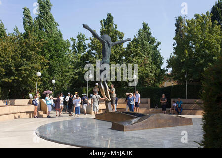 MEDJUGORJE, BOSNIA ERZEGOVINA - 16 agosto 2017: Statua del Cristo risorto a Medjugorje, con pellegrini intorno Foto Stock