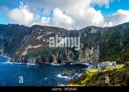 Le scogliere di Slieve League sulla costa settentrionale dell'Irlanda nella Contea di Donegal. Foto Stock