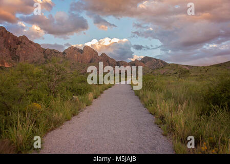 Passeggiata in montagna nel deserto a sud-ovest Foto Stock