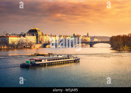 Famoso teatro nazionale e la legione bridge con la barca al tramonto, Praga, Repubblica Ceca Foto Stock