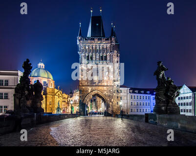 Famoso Ponte Carlo e la torre di notte, Praga, Repubblica Ceca Foto Stock