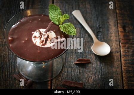Cioccolato artigianale pentole de Crema / San Valentino di dessert, il fuoco selettivo Foto Stock