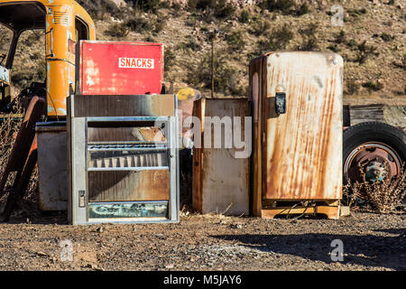 Vintage Vending Machine & frigorifero arrugginito in cantiere di recupero Foto Stock