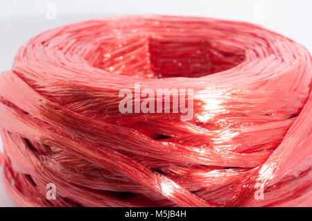 Close-up di plastica rosso corda top view su sfondo bianco Foto Stock