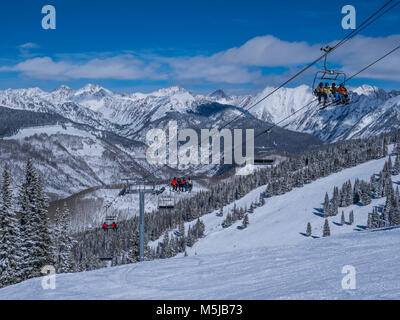 Wildwood Express 3 di sollevamento con la gamma di Gore in background, Hunky Dory pista da sci, inverno, Vail Ski Resort, Vail Colorado. Foto Stock