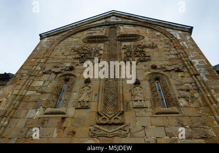 Dettagli architettonici sulla parete del Gergeti Trinity Church. Tsminda Sameba. Foto Stock