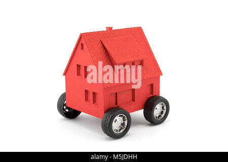 Casa Rossa su ruote isolato su bianco con tracciato di ritaglio Foto Stock