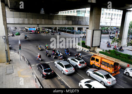 Bangkok / Thailandia - Feb 24 2018 : traffico a giunzione Ratchavidhi Foto Stock