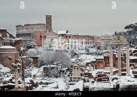 Vista inusuale del Foro Romano antiche rovine coperte da neve Foto Stock
