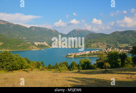 Il lago Turano (Rieti, Italia) e la città di Castel di Tora Foto Stock