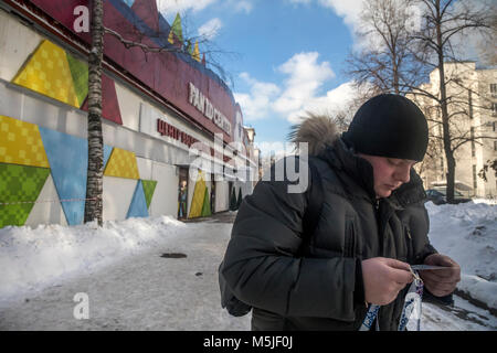 Un appassionato di calcio guarda al suo nuovo fan del passaporto presso la ventola ID centro di distribuzione del 2018 FIFA World Cup a Mosca, Russia Foto Stock