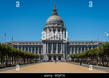 La città di San Francisco Hall su una soleggiata giornata di luglio. Foto Stock